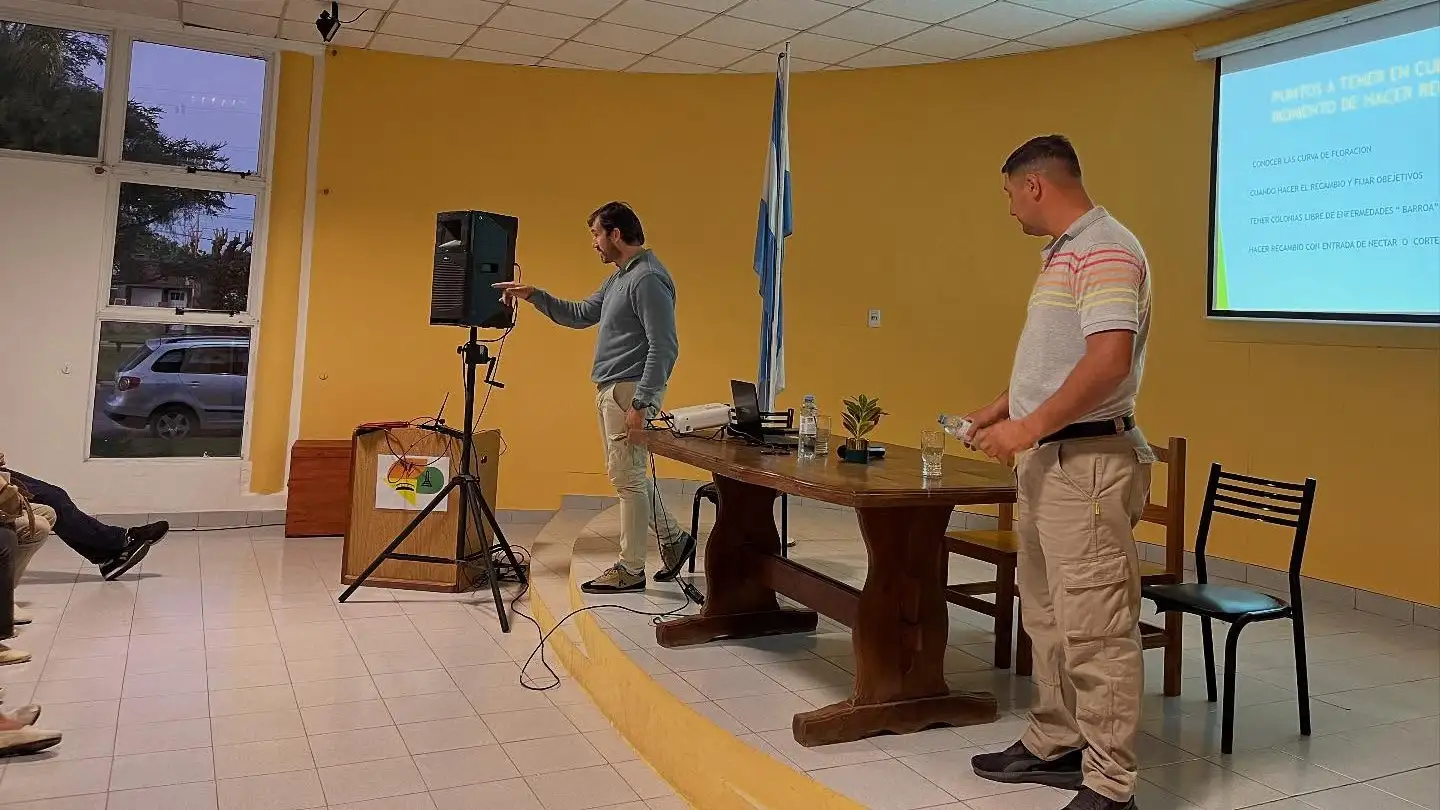 Exitosa charla sobre recambio de reinas y multiplicación en apicultura