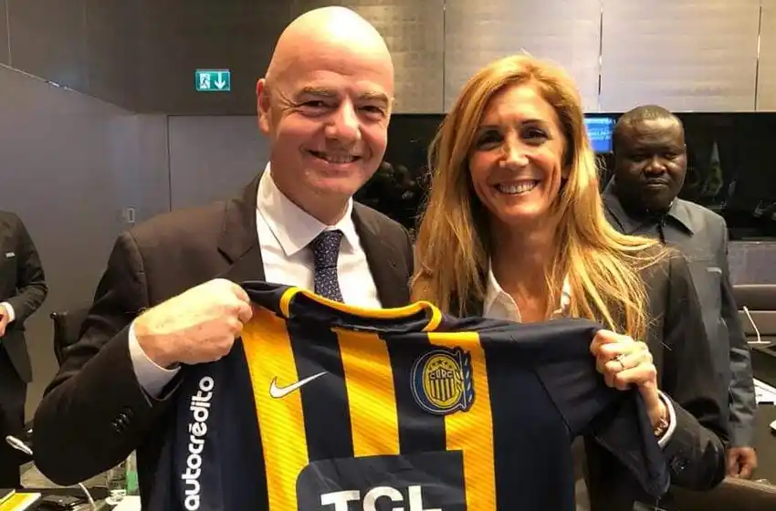 Gianni Infantino, presidente de la FIFA, posó con la camiseta de Central