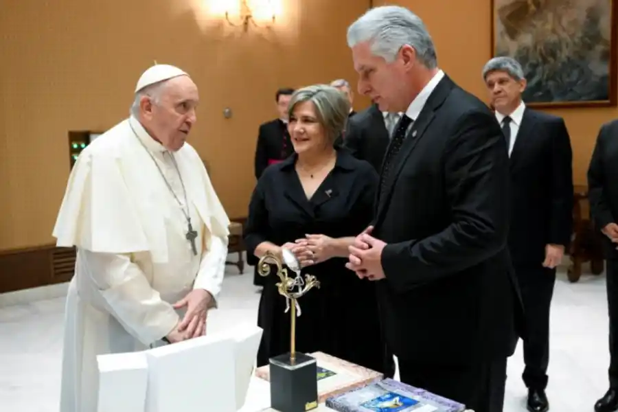 El Papa recibió a Díaz-Canel mientras se realizaba una pequeña manifestación de opositores cubanos