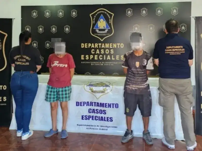 dos de los detenidos junto a efectivos policiales