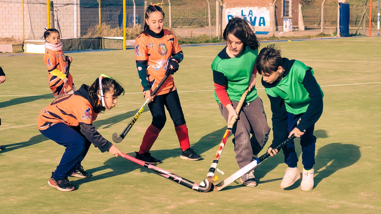 Se encuentra abierta la inscripción a la Escuela de Hockey del EMDER