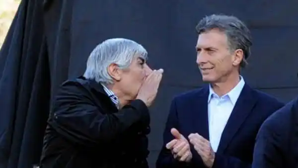Macri inició el diálogo por Ganancias, a solas con Moyano