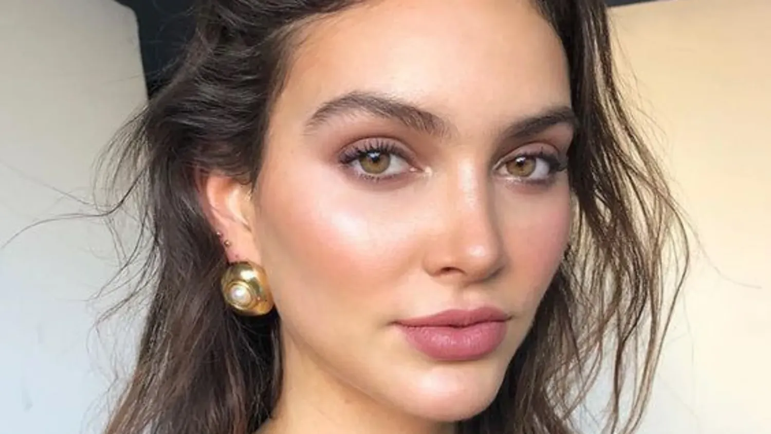 Todo lo que necesitás saber para resaltar tus ojos marrones con estilo