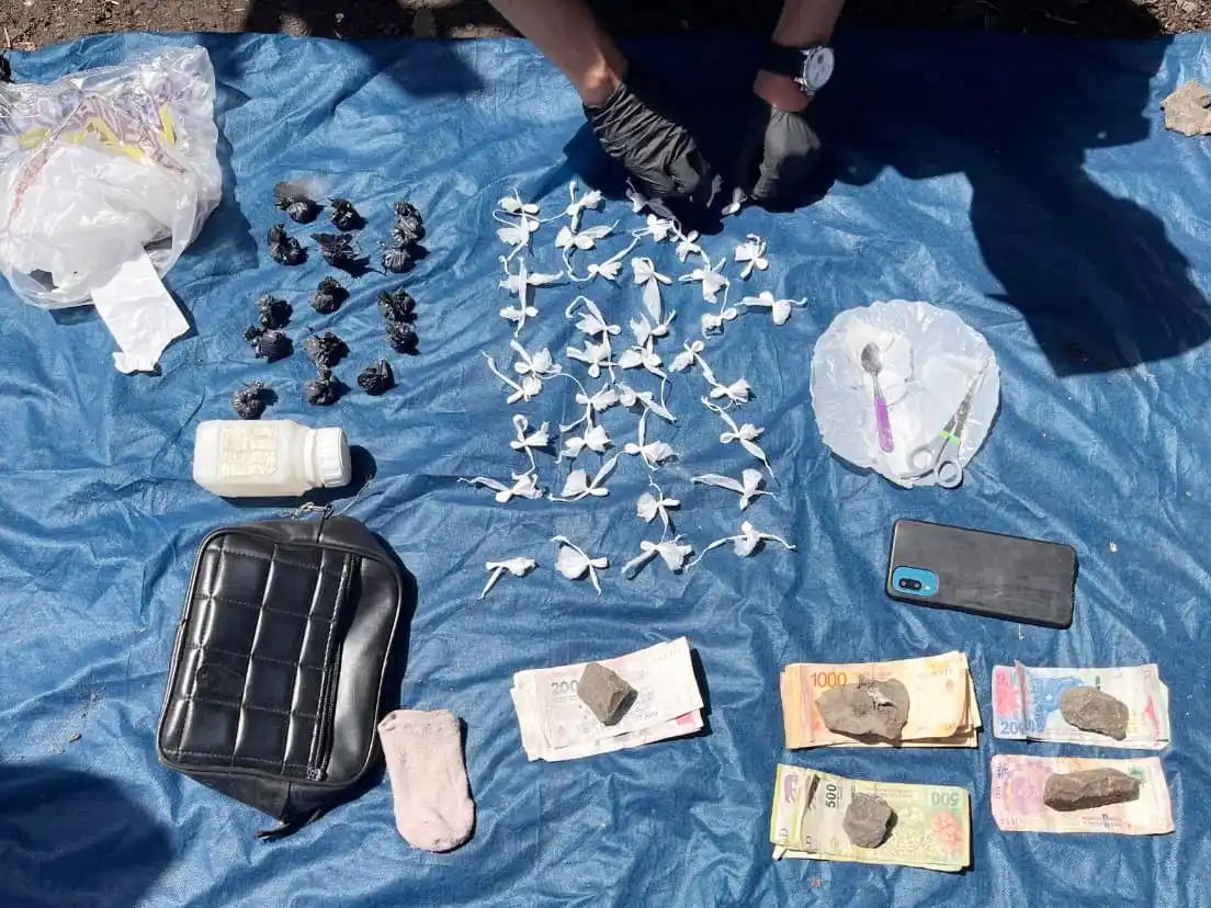 Detienen a dos hombres con envoltorios de cocaína