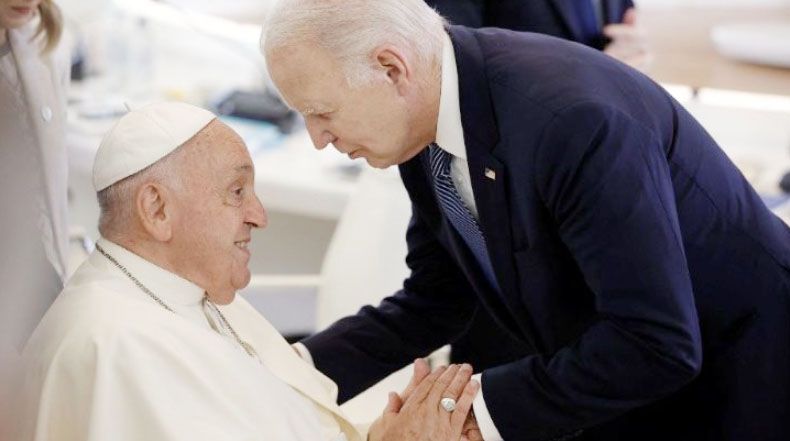 El presidente Biden le otorgó al Papa Francisco la Medalla de la Libertad