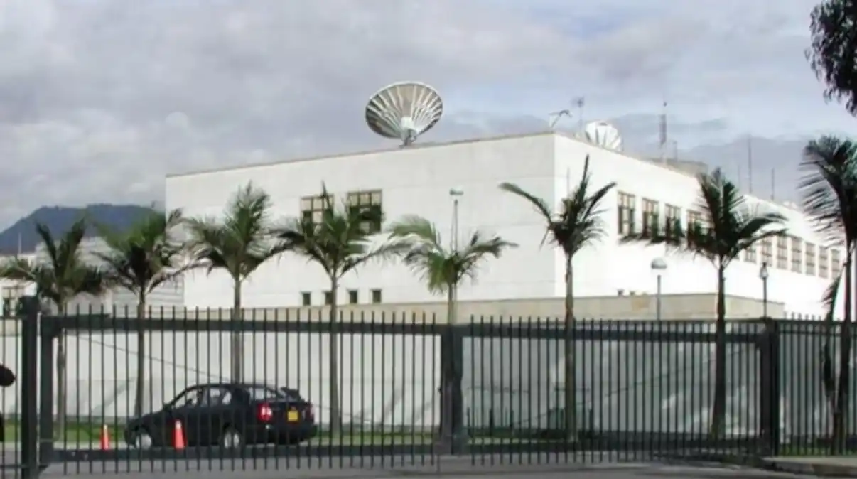 Embajada de EE.UU. en Colombia suspendió trámite de visas, una de las primeras consecuencias del impasse Petro-Trump