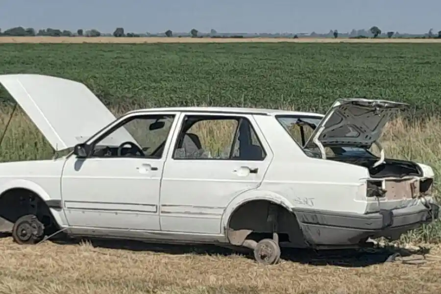 A metros de la RP70: dejó el auto por un desperfecto mecánico y le robaron todo