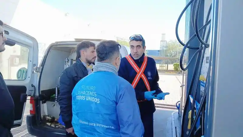 Técnicos del INTI inspeccionan equipos
de estaciones de servicio de capital