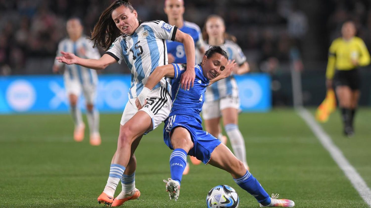 Florencia Bonsegundo pelea una pelota con una rival en el Eden Park de Auckland.