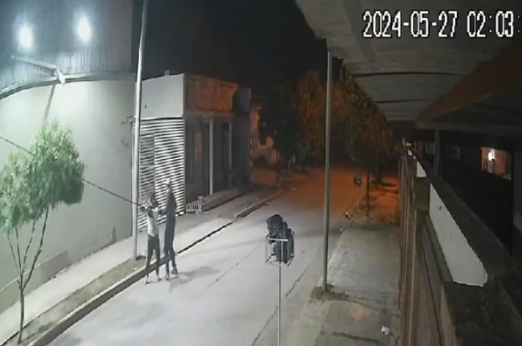 El accionar de estos criminales quedó registrado en una cámara de seguridad.