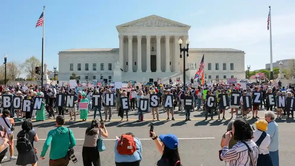 El tribunal, por mayoría, rechazó la directiva presidencial y reafirmó la interpretación histórica que reconoce como ciudadanos a los nacidos en Estados Unidos. Foto: Reuters/Kylie Cooper
