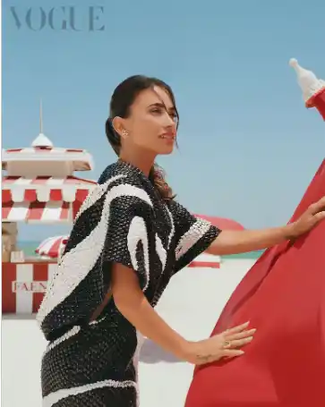 Con vestidos tejidos playeros Antonela Roccuzzo se mostró para la revista de México/ @voguemexico