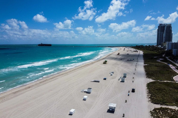El gobernador de Florida autorizó la reapertura de las playas con horarios limitados