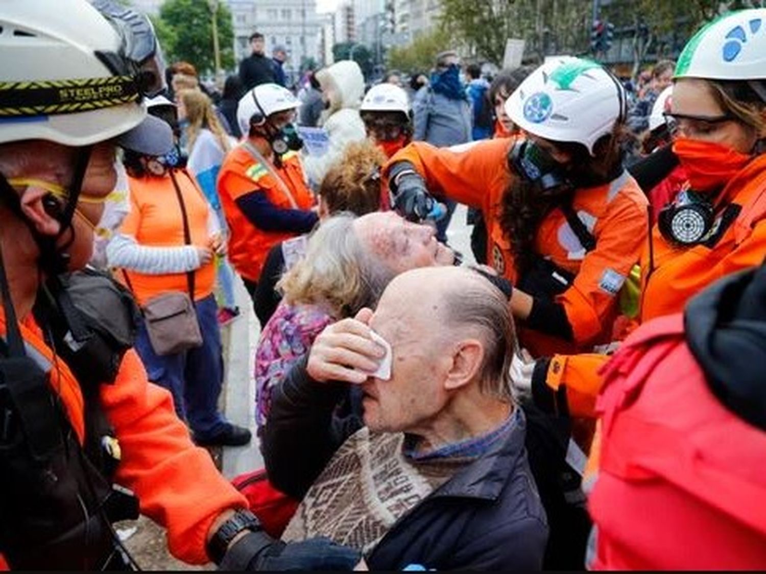 imagen Nuevas corridas y tensión en la manifestación de jubilados frente al Congreso