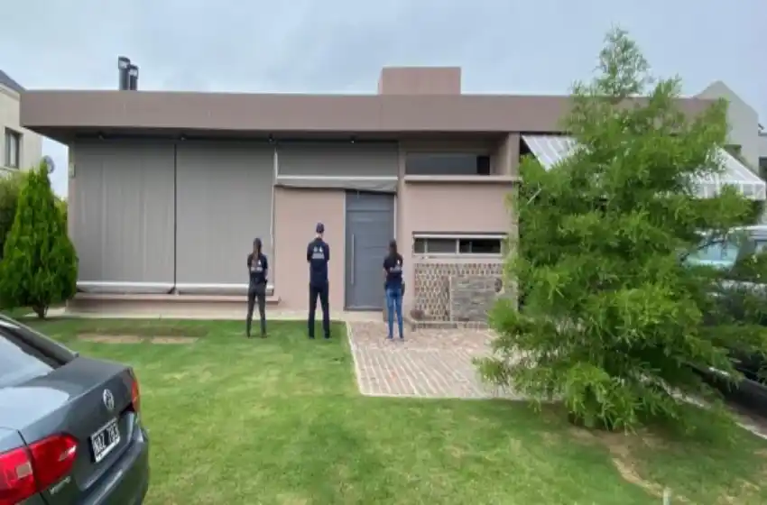 Allanaron al ex piloto de Fórmula 1 Oscar «Poppy» Larrauri en la causa por juego clandestino