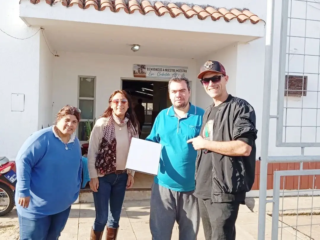 El influencer entrerriano, Bruno Stoa donó internet a una escuela en Colonia Roca