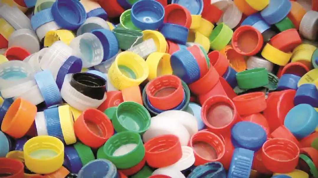 Hospital San Blás: Más de mil kilos de tapitas se transformaron en sillas de espera