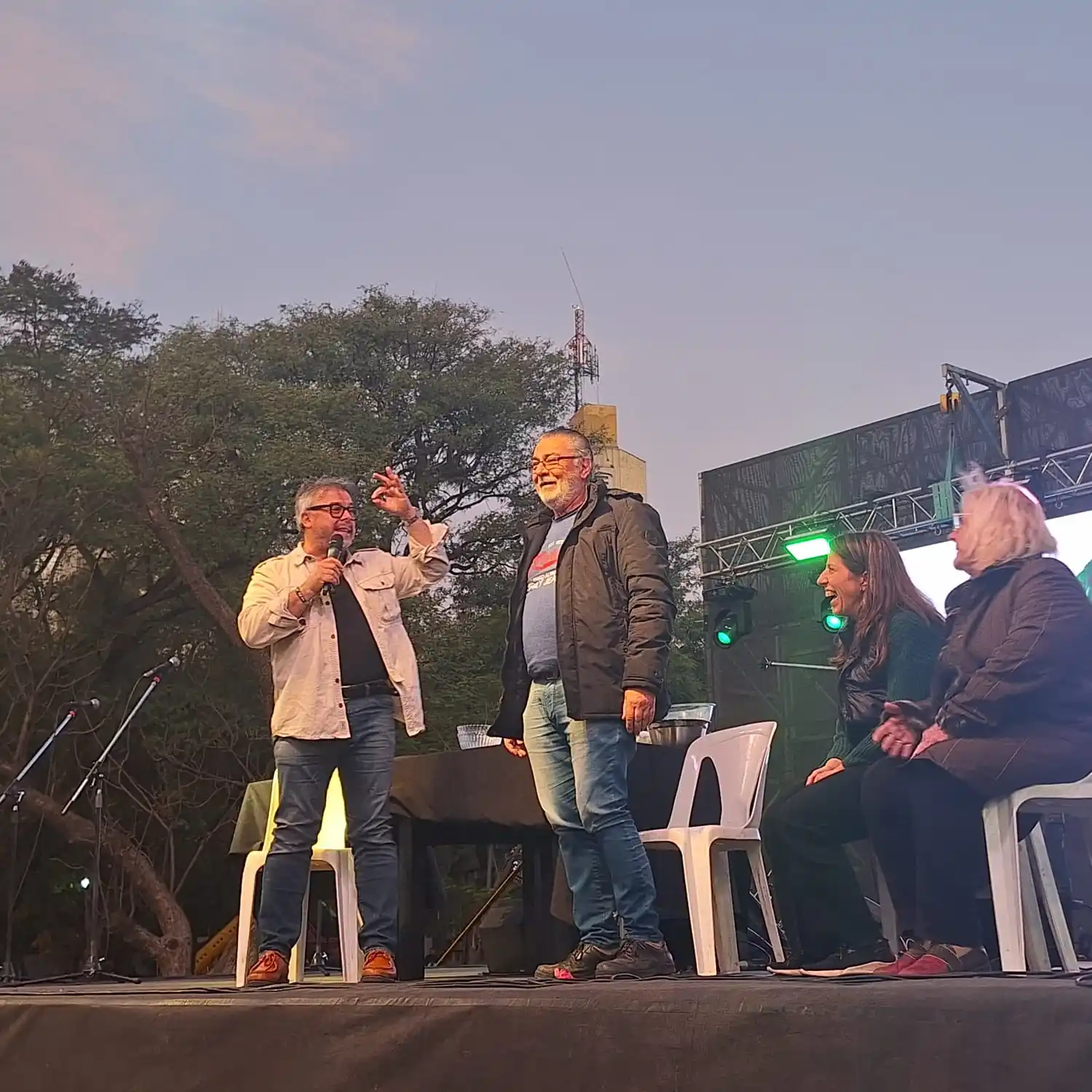 El cocinero Donato De Santis se dio el gusto de cocinar, bailar, cantar y hasta jugar con el público arriba del escenario