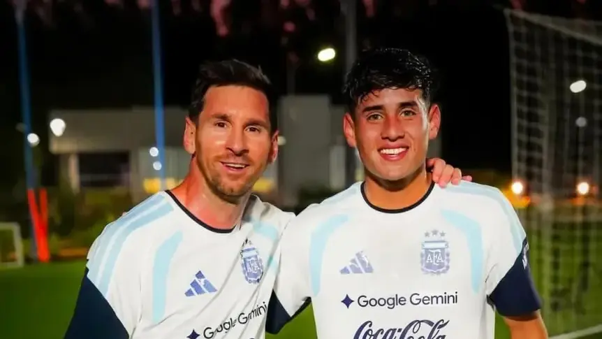 Tomás Aranda junto a Lionel Messi tras el entrenamiento de la Selección en Ezeiza.