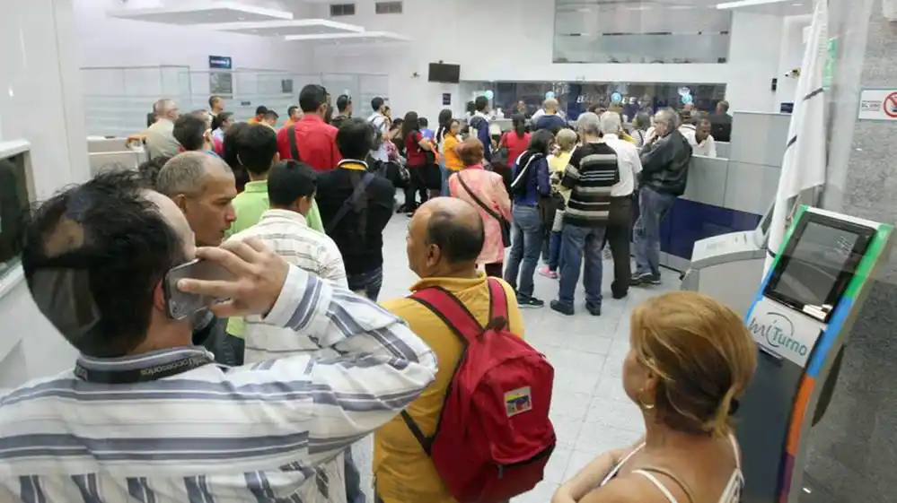 Caos en los bancos de Venezuela tras el decreto de Maduro