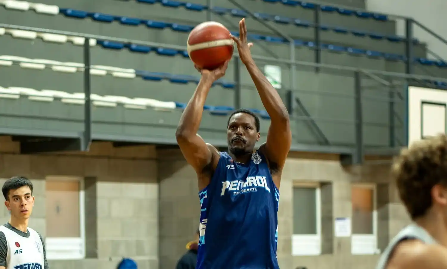 Al Thornton en su regreso a los entrenamientos (Foto: Prensa Peñarol)