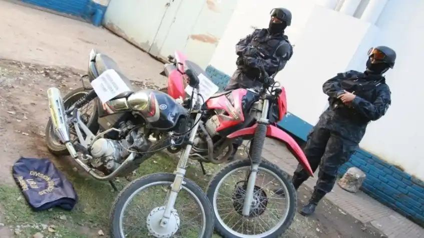Banda acusada de usurpar viviendas cayó con un arsenal