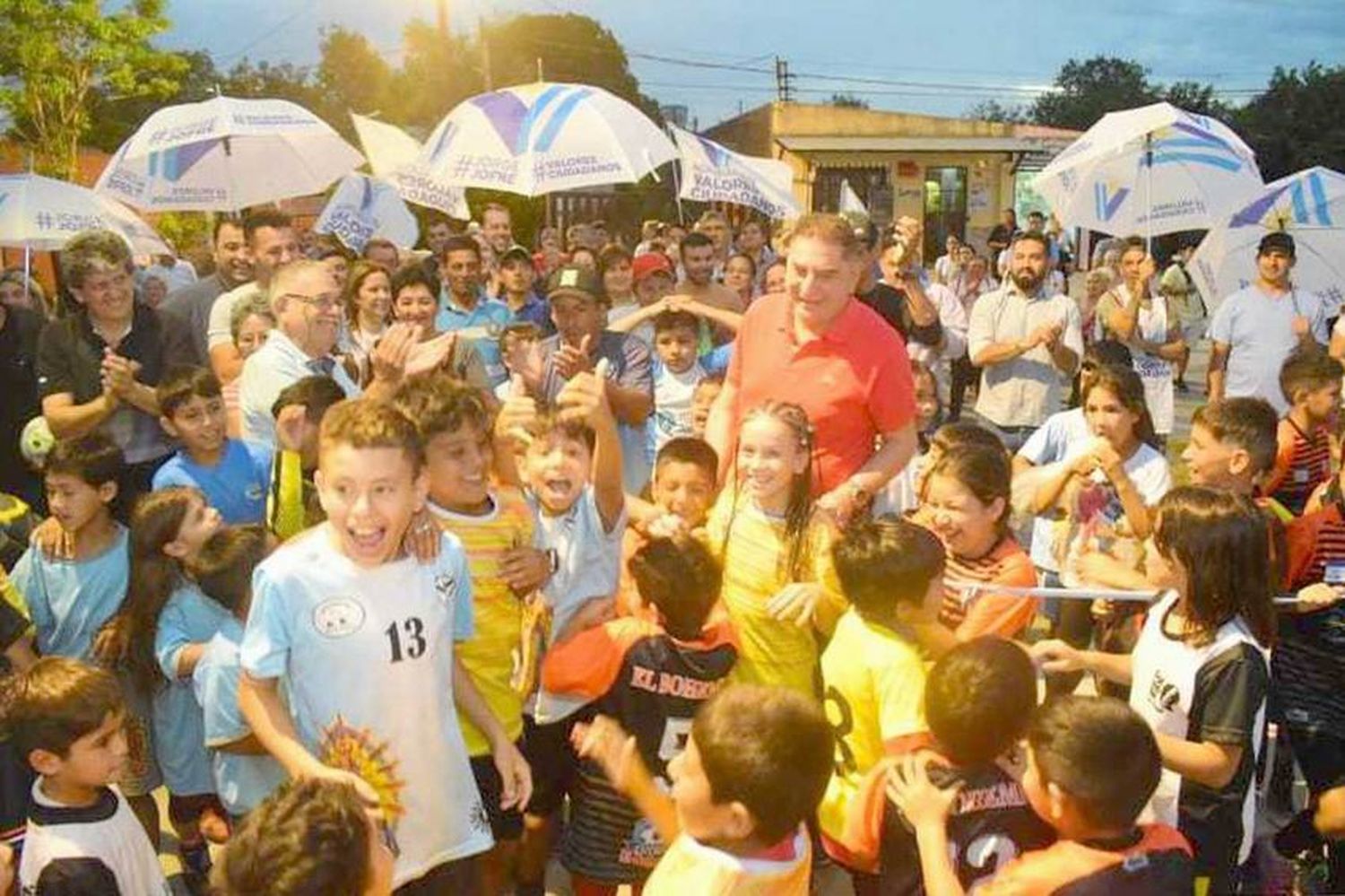 Jofré inauguró la plaza y playón 
deportivo del barrio Luján