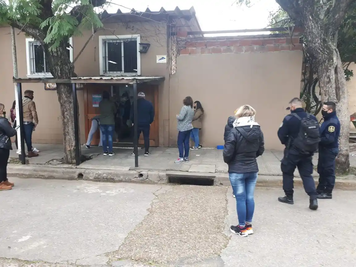 Comenzó la campaña “vacuna libre” contra el coronavirus para mayores de 70 años en el Club de Jubilados