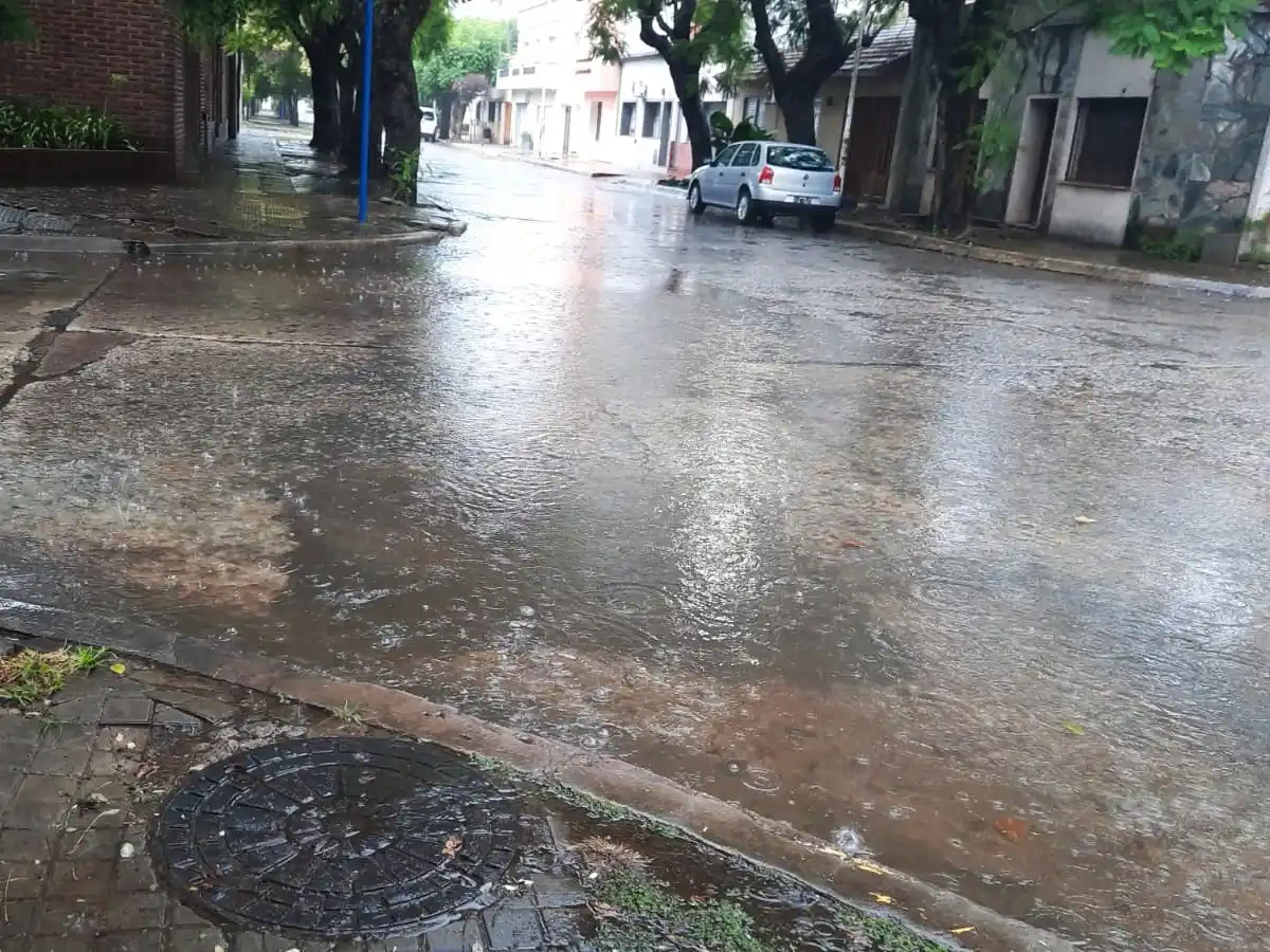 Había algunas calles anegadas producto de la copiosa lluvia caída.