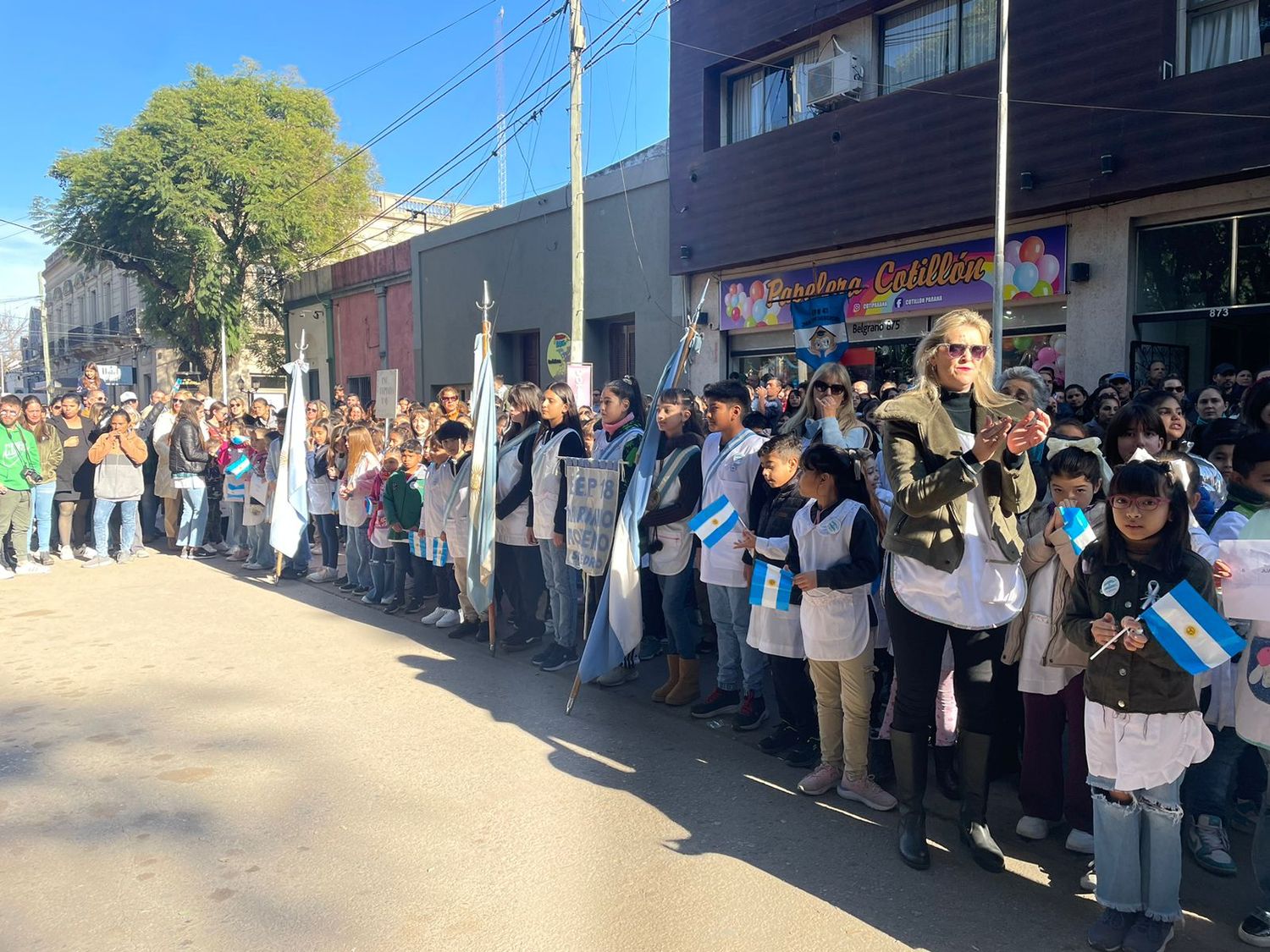 Promesa de Lealtad a la Bandera: un "malentendido" con la escuela 13 de Mataderos dejó a los chicos sin acto