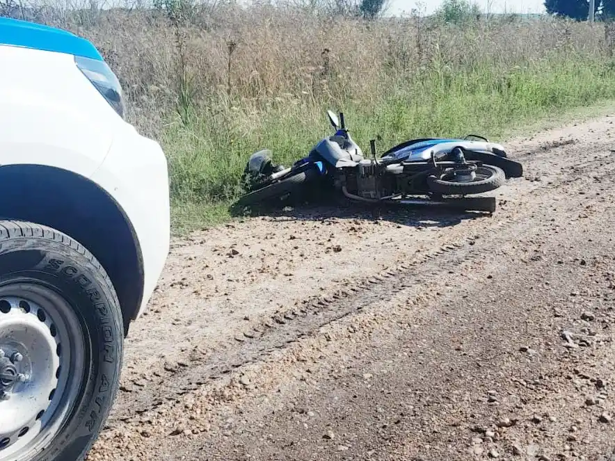 Mujer resultó con lesiones leves tras caer de su motocicleta camino a General Campos