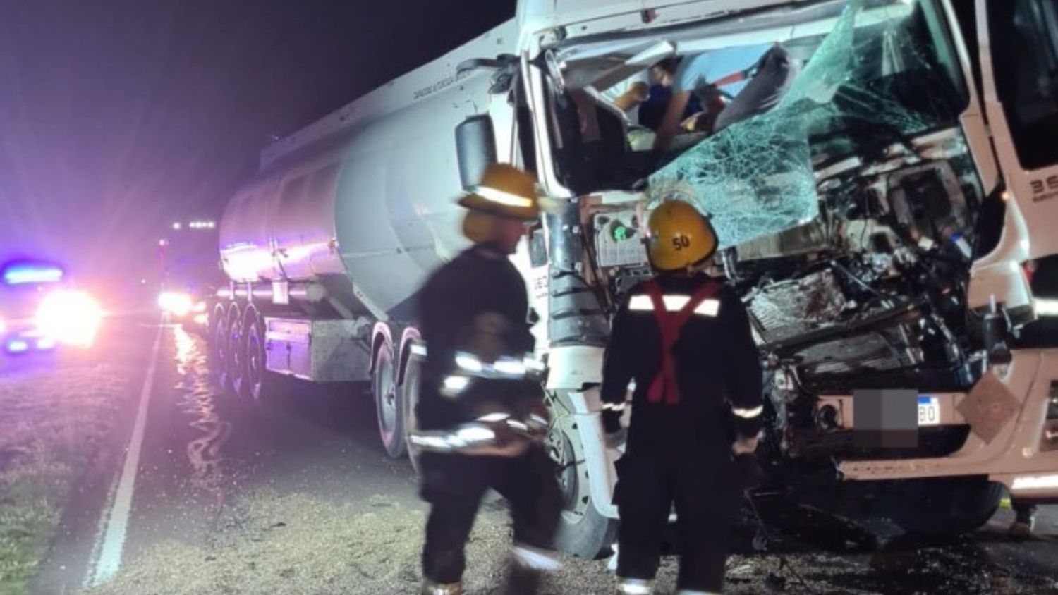 Rescatan a un camionero entre hierros luego de un choque