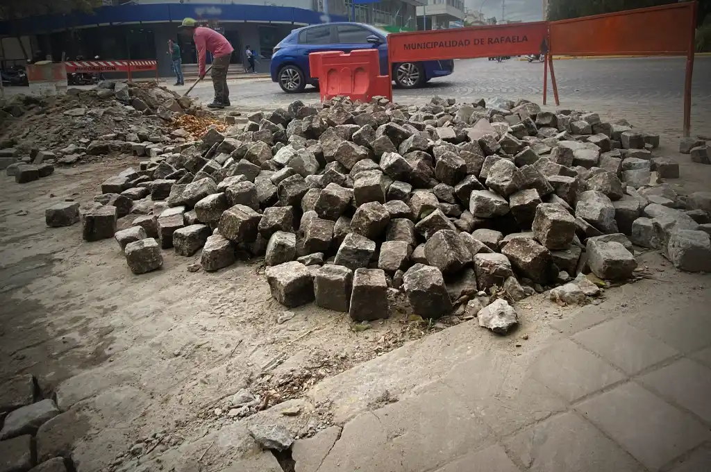 El trabajo artesanal de las cooperativas en la restauración del adoquinado | Crédito: RADIO RAFAELA