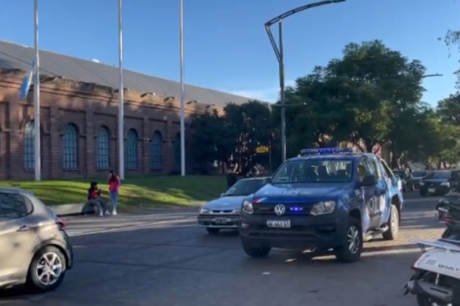 Operativo Juntada Pilchera: presencia policial en shoppings de zona norte por encuentro de jóvenes