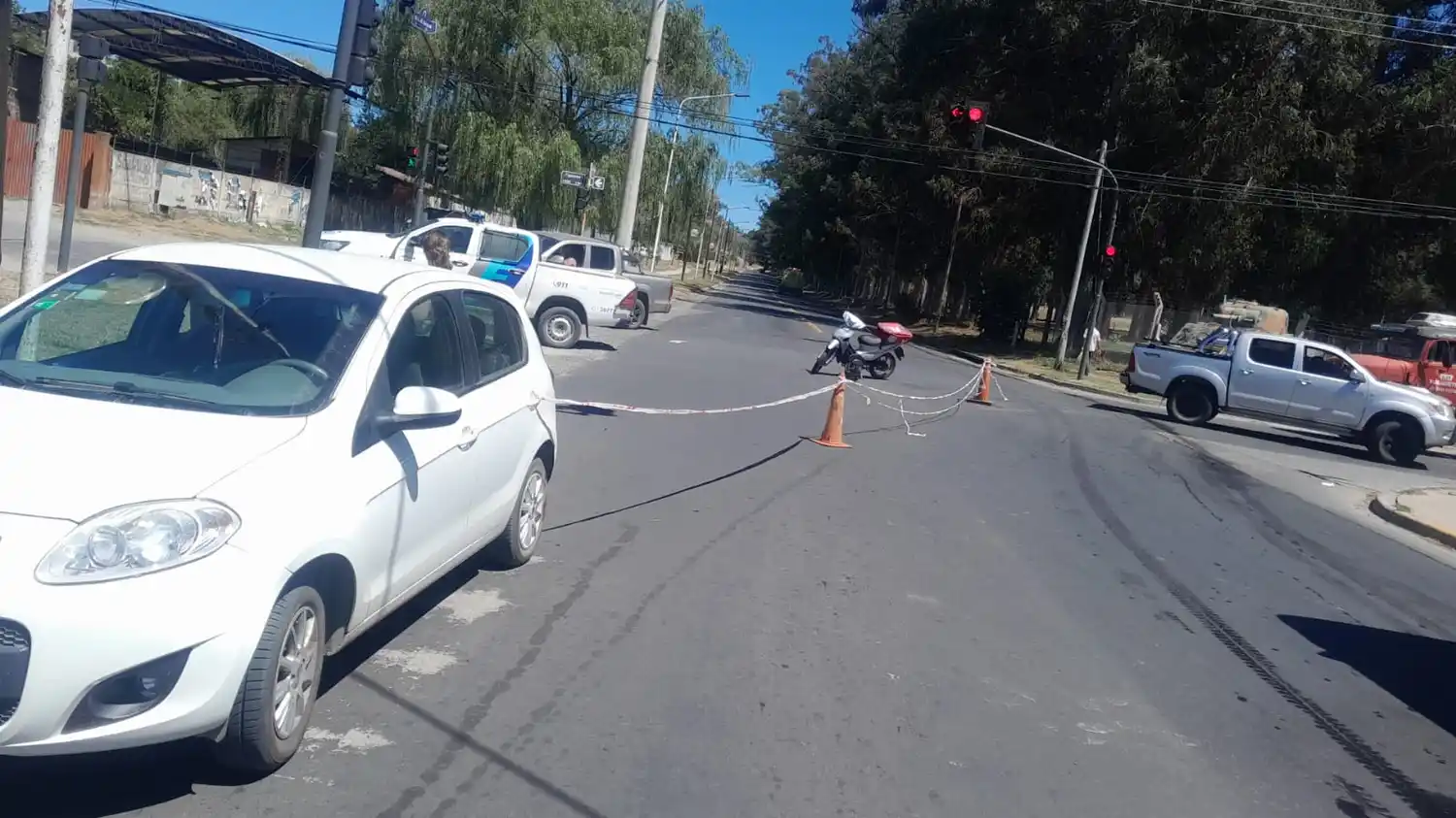 Una motocicleta y un automóvil protagonizaron una colisión en Pujol y Figueroa.