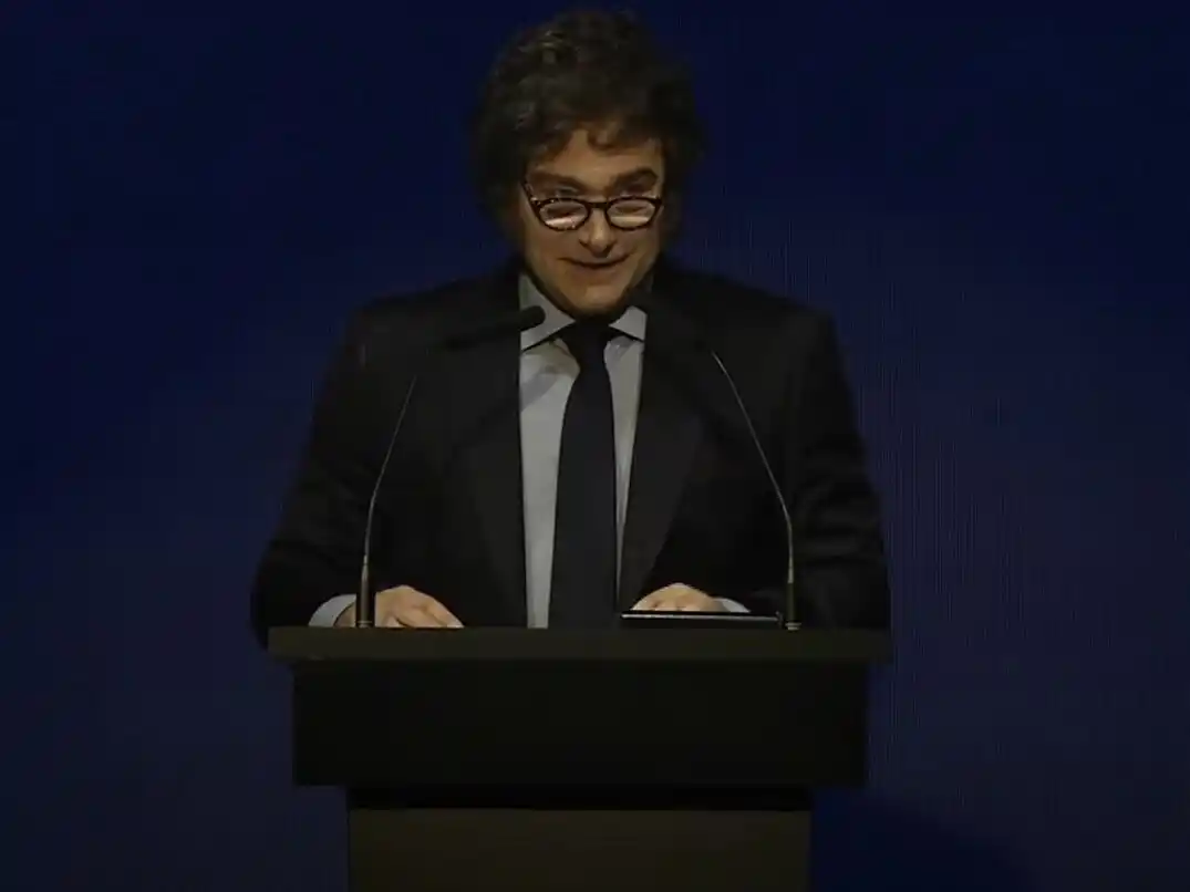 Milei llegará acompañado por el jefe de Gabinete, Manuel Adorni, cuya presencia busca mostrar respaldo político tras la polémica generada por su reciente viaje oficial a Nueva York.