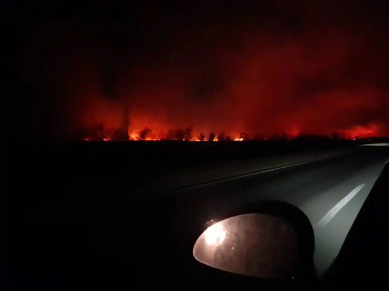  El viento reavivó los incendios en las islas frente a Victoria
