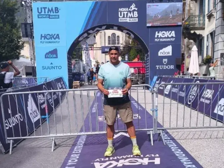 Marcos Corvino en la meta del UTMB.