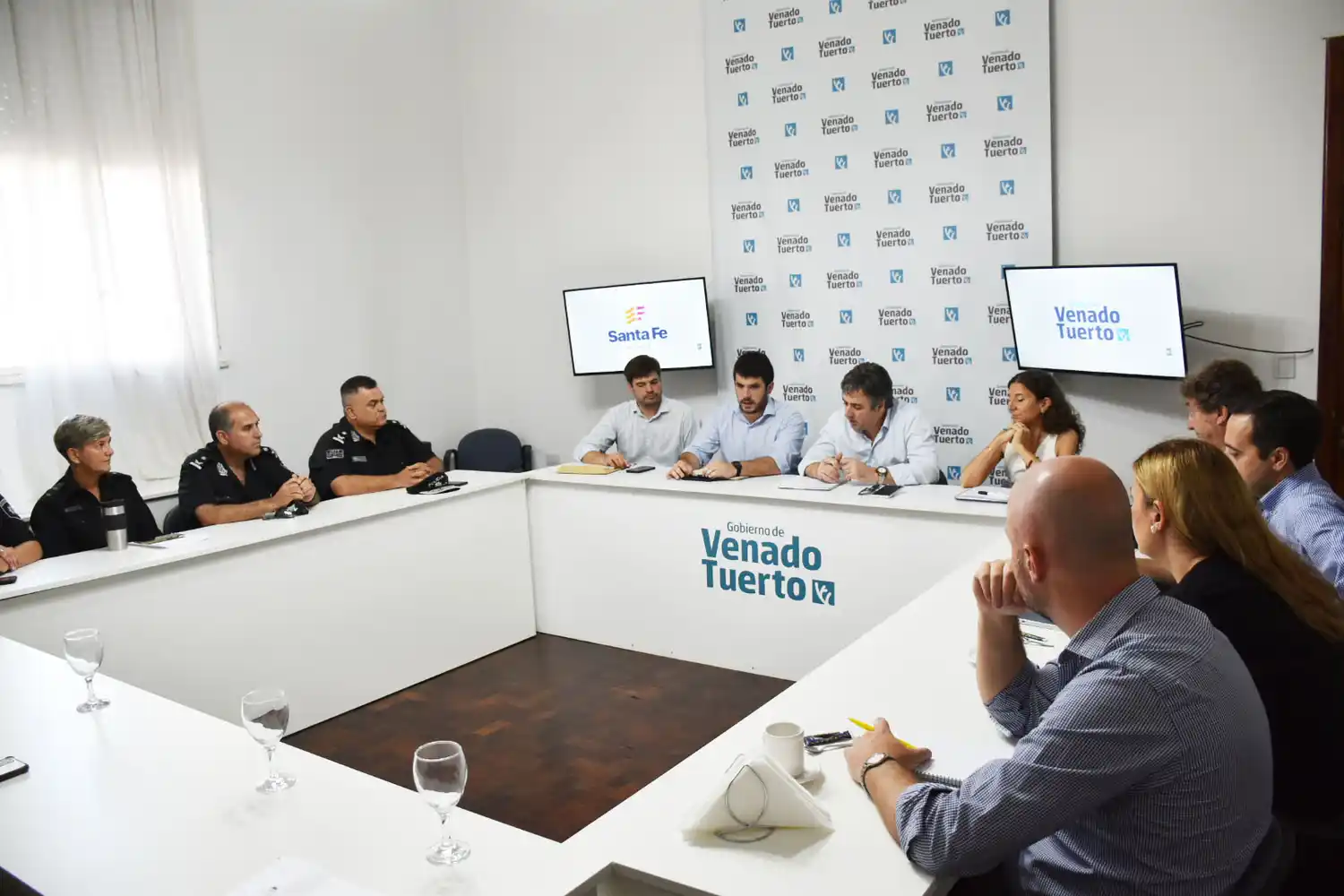 El ministro de seguridad Pablo Cococcioni junto a el intendente Leonel Chiarella, la senadora Leticia Di Gregorio, el representante del Ministerio en la Region, Nahuel Pasquinelli, funcionarios locales, regionales y provinciales y representantes de las fuerzas de seguridad. Foto: Gobierno de Santa Fe.