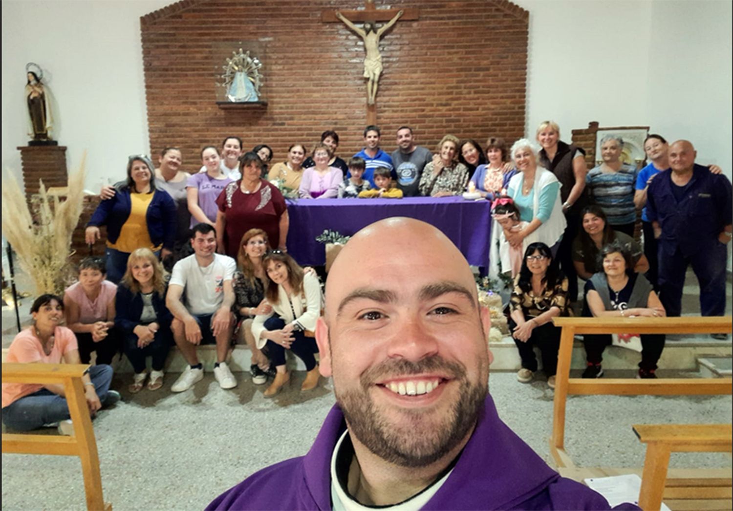 Gonzalo Domench. Junto a su comunidad de Santa Teresita