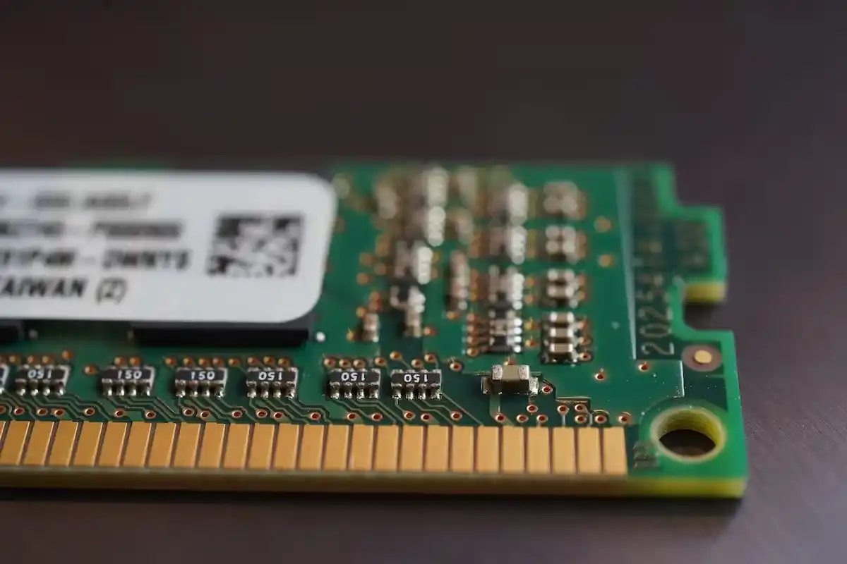 Hay escasez de chips de memoria para RAM y SSD porque los fabricantes están orientando la mayor parte de su producción a abastecer a los centros de IA, lo que encarece los chips para computadoras y smartphones | Shutterstock