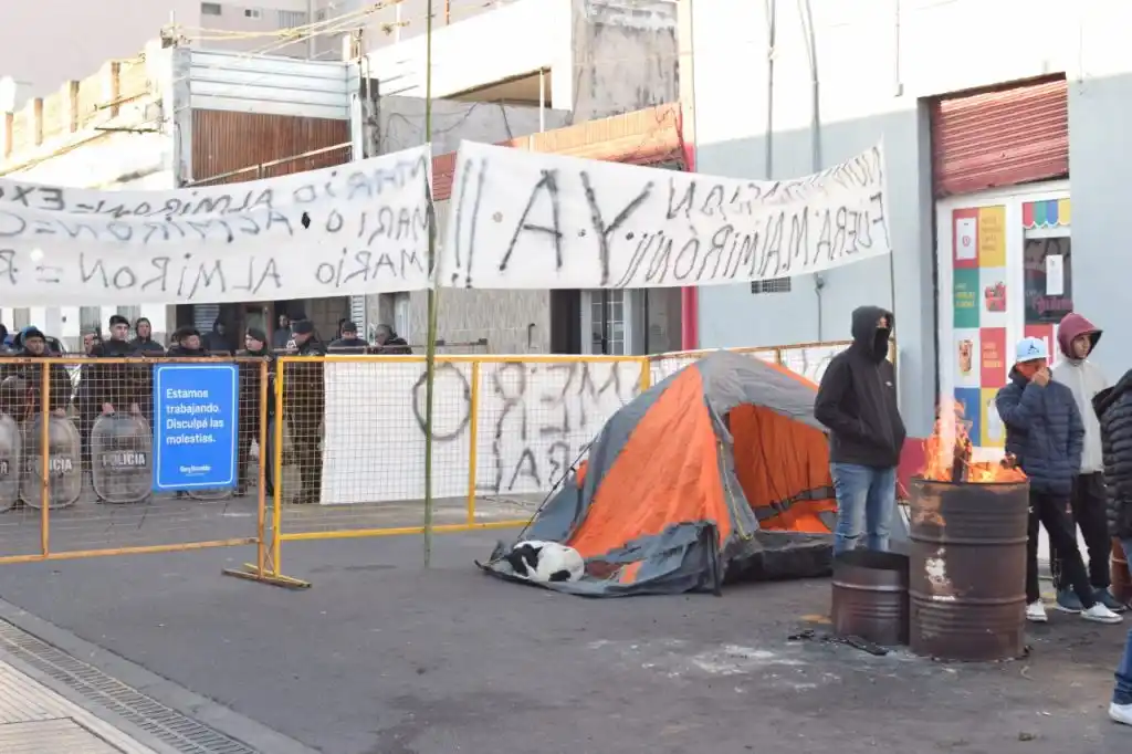 San Nicolás: Tras los incidentes, la Justicia prohibió la instalación de carpas a menos de 300 metros de la UOCRA