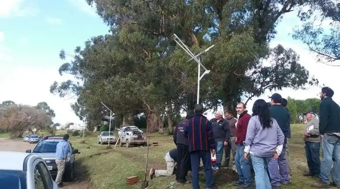 Alumnos del CFP 402 iluminan la ciudad con energía renovable