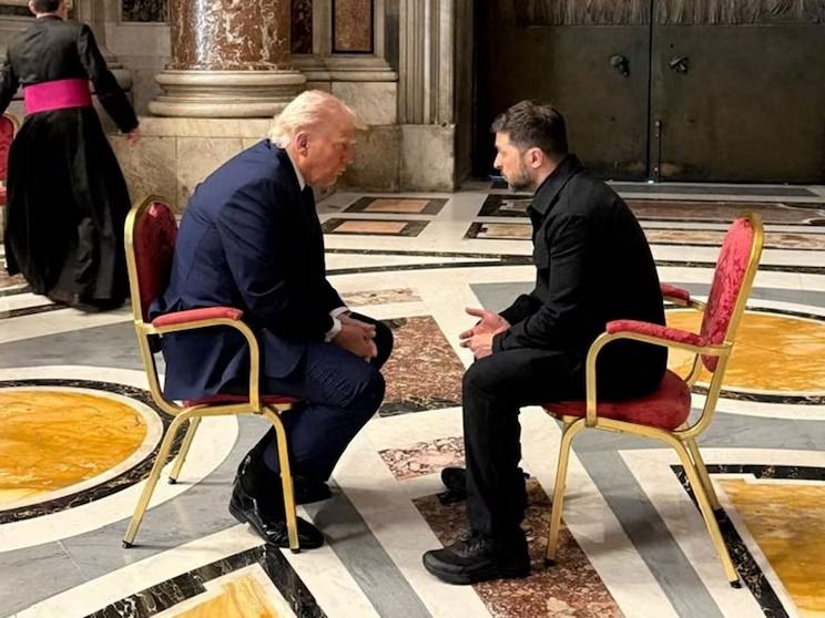 Zelenski tras reunirse con Trump en el Vaticano: "Esperamos un alto el fuego total y una paz duradera"