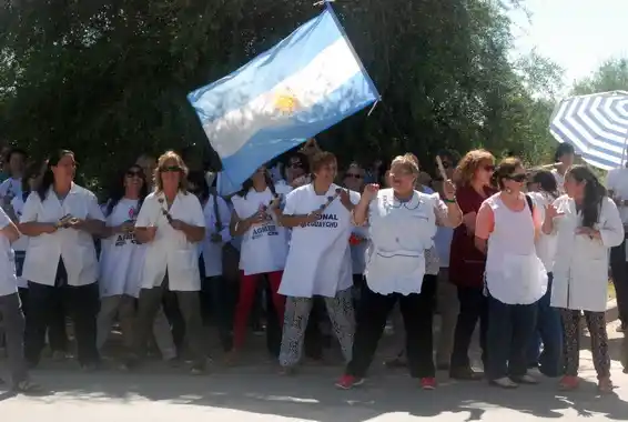 Reclamos docentes por errores en las liquidaciones de los sueldos de marzo