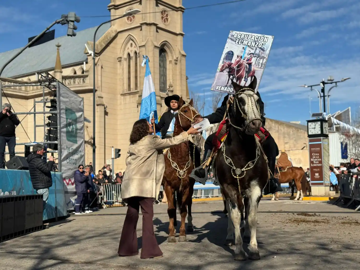 La senadora estuvo presente en el desfile tradicionalista.
