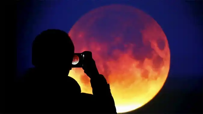 Superluna de sangre: ¿Cuándo se verá y porqué el color rojo?