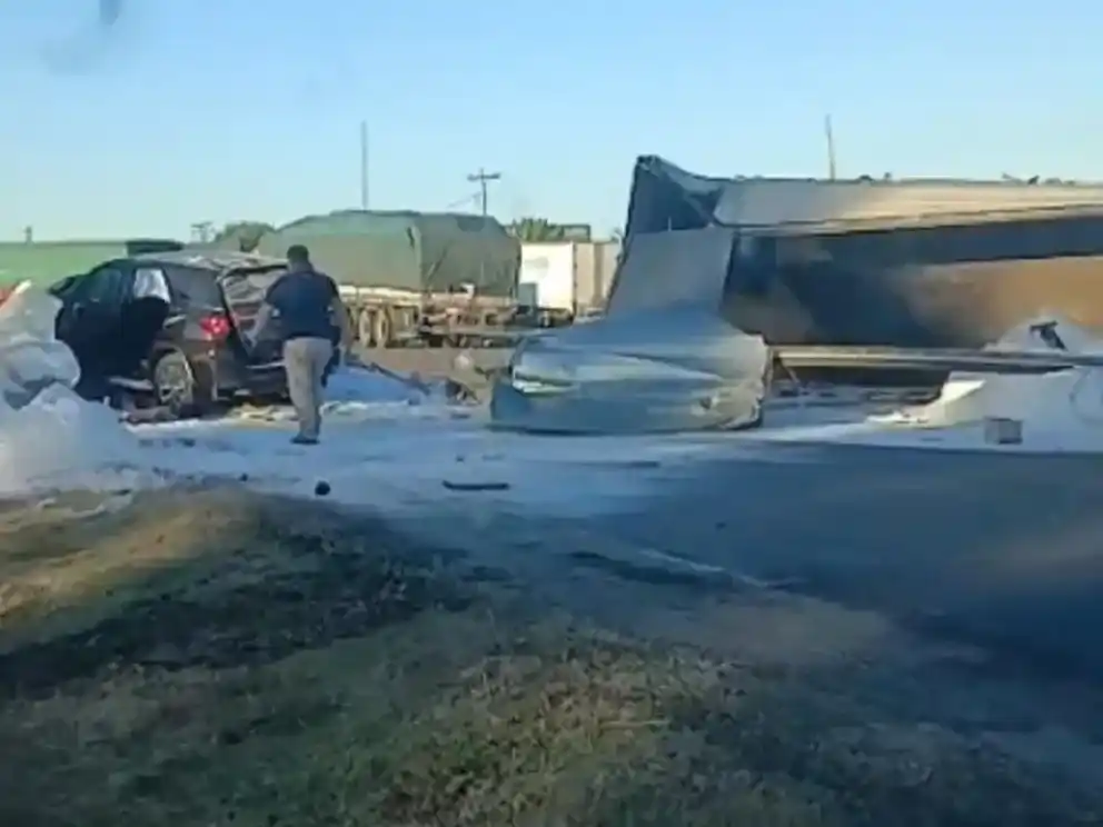 Volcó un camión en la Ruta 14, chocó a un auto y derramó una importante carga de sal