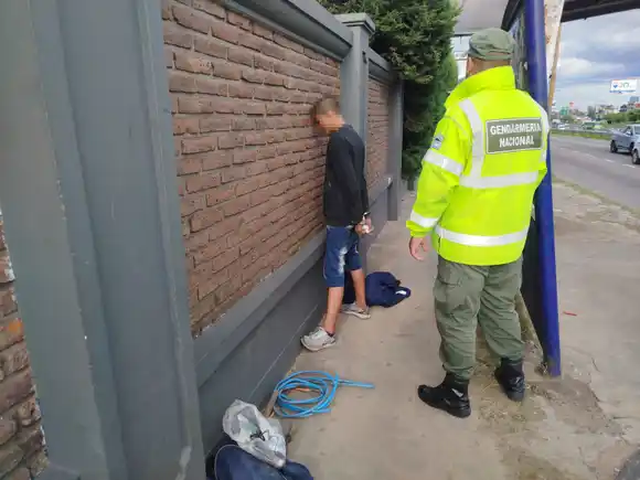 Gendarmes detuvieron a un robacables: Los estaba sacando al costado de la Autopista Panamericana