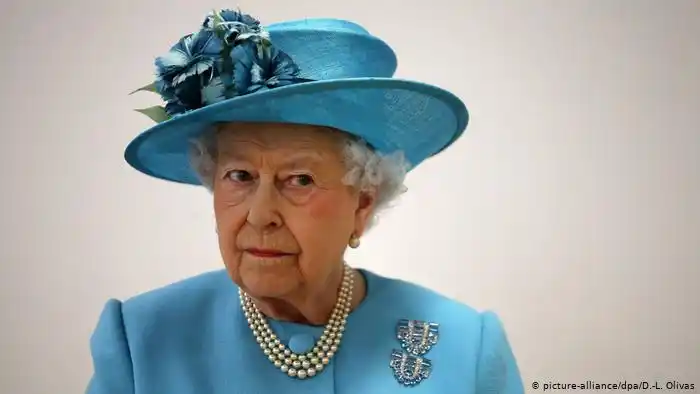 Isabel II y Boris Johnson suspendieron temporalmente al Parlamento británico